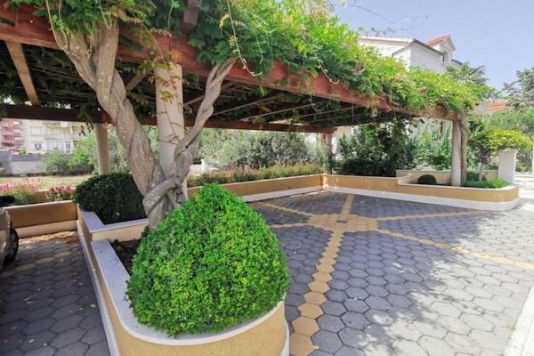 Foto van Apartments White House - Two Bedroom Apartment with Terrace 1 - parking