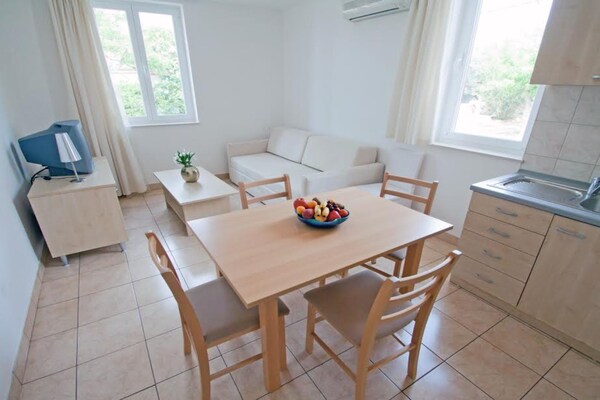 Foto van Appartement aan het strand met 1 slaapkamer - Vakantiehuis in Posedarje - LivingRoom