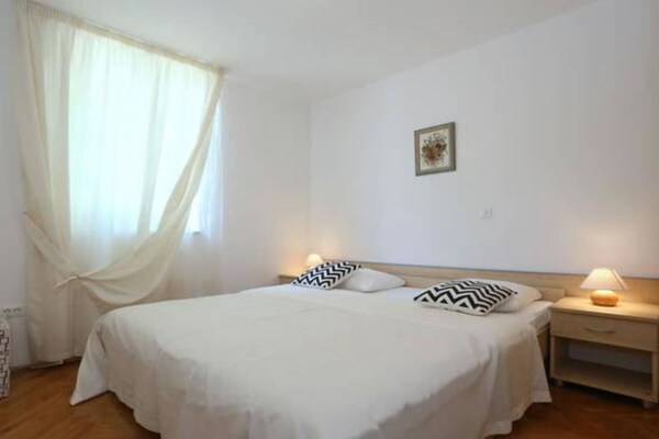 Foto van Appartement aan het strand met 1 slaapkamer - Vakantiehuis in Posedarje - BedRoom