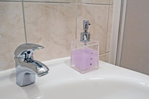 Foto van Appartement aan het strand met 1 slaapkamer - Vakantiehuis in Posedarje - BathRoom