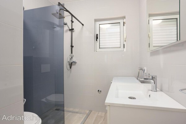 Foto van Holiday Home Nada Rogoznica - Six Bedroom Holiday Home - BathRoom