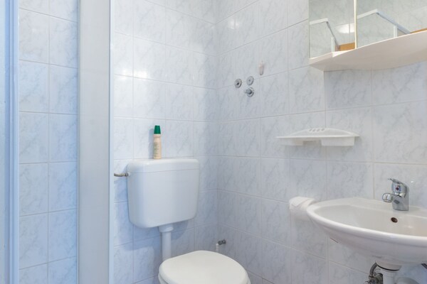 Foto van Charming Trogir Apartments with Balcony - Comfort One Bedroom Apartment - BathRoom