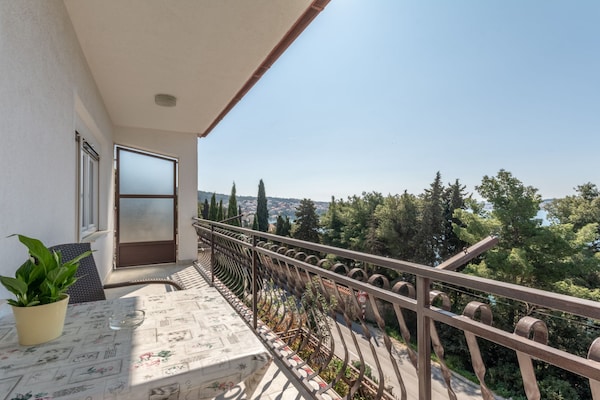 Foto van Charming Trogir Apartments with Balcony - Comfort One Bedroom Apartment - TerraceBalcony