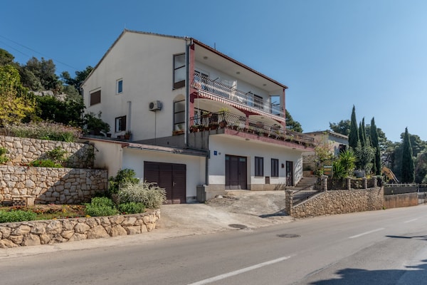 Foto van Charming Trogir Apartments with Balcony - Comfort One Bedroom Apartment - Outdoor