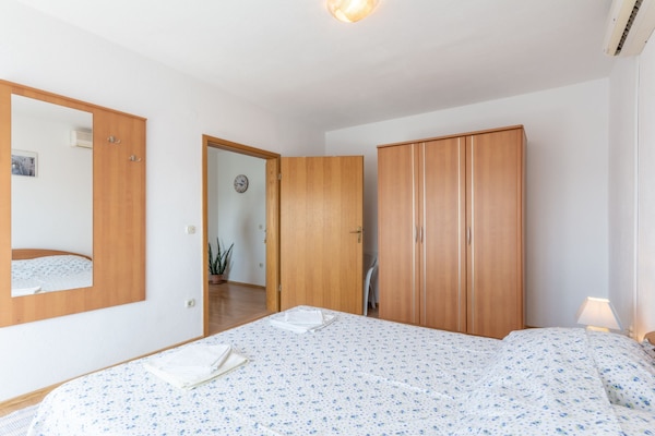 Foto van Charming Trogir Apartments with Balcony - Comfort One Bedroom Apartment - BedRoom