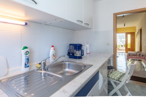 Foto van Charming Trogir Apartments with Balcony - One Bedroom Apartment - Kitchen