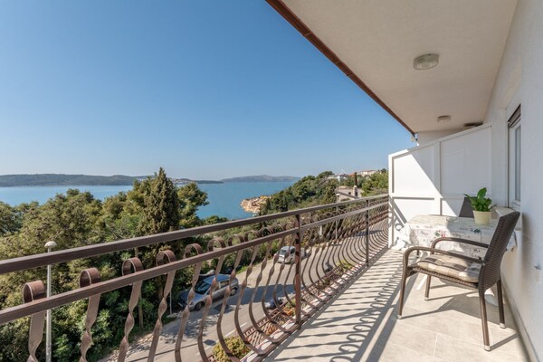 Foto van Charming Trogir Apartments with Balcony - One Bedroom Apartment - TerraceBalcony