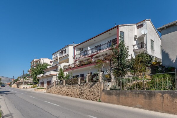 Foto van Charming Trogir Apartments with Balcony - One Bedroom Apartment - Outdoor