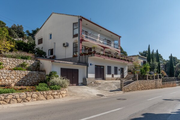 Foto van Charming Trogir Apartments with Balcony - One Bedroom Apartment - Outdoor