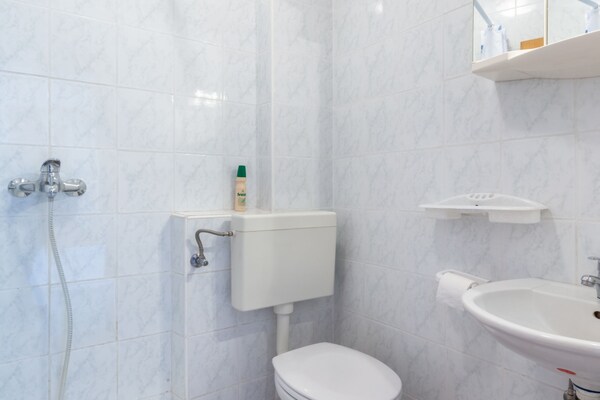 Foto van Charming Trogir Apartments with Balcony - One Bedroom Apartment - BathRoom