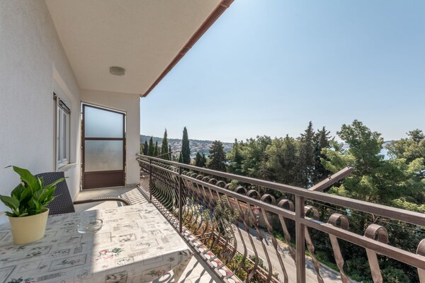 Foto van Charming Trogir Apartments with Balcony - One Bedroom Apartment - TerraceBalcony