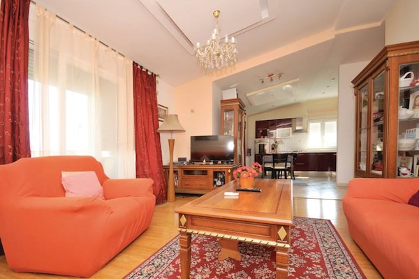 Foto van Chic and Stylish Kastel Novi Apartment with Pool - Five Bedroom Apartment With Pool - LivingRoom