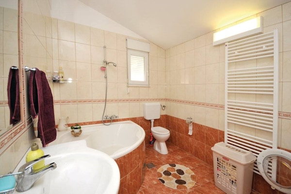Foto van Chic and Stylish Kastel Novi Apartment with Pool - Five Bedroom Apartment With Pool - BathRoom