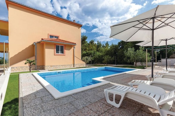 Foto van Chic and Stylish Kastel Novi Apartment with Pool - Five Bedroom Apartment With Pool - Pool