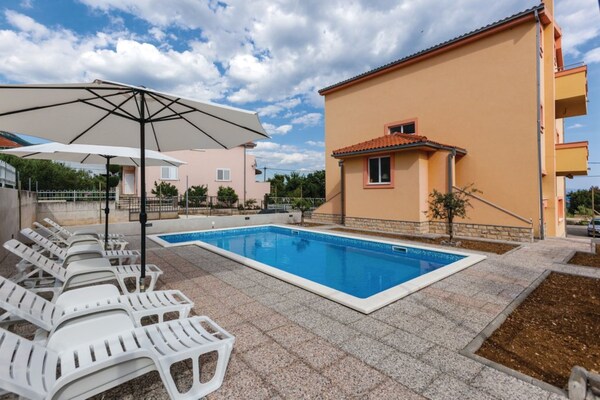Foto van Chic and Stylish Kastel Novi Apartment with Pool - Five Bedroom Apartment With Pool - Pool