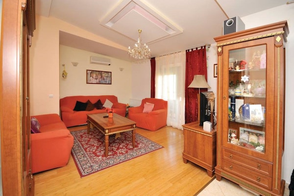 Foto van Chic and Stylish Kastel Novi Apartment with Pool - Five Bedroom Apartment With Pool - LivingRoom