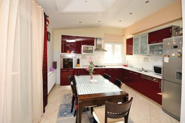 Foto van Chic and Stylish Kastel Novi Apartment with Pool - Five Bedroom Apartment With Pool - Kitchen