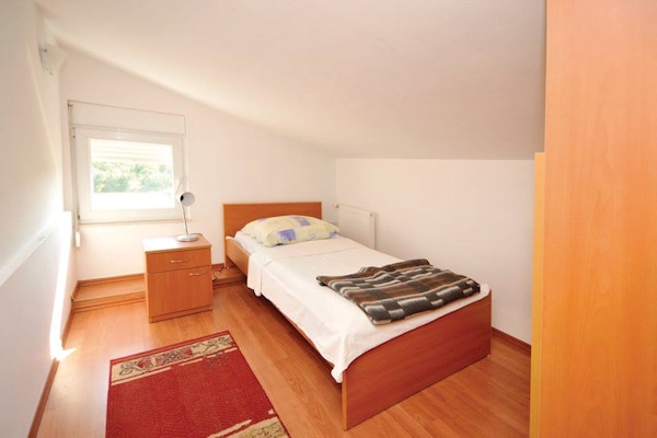 Foto van Chic and Stylish Kastel Novi Apartment with Pool - Five Bedroom Apartment With Pool - BedRoom