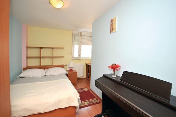 Foto van Chic and Stylish Kastel Novi Apartment with Pool - Five Bedroom Apartment With Pool - BedRoom