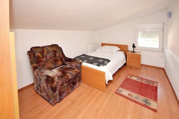 Foto van Chic and Stylish Kastel Novi Apartment with Pool - Five Bedroom Apartment With Pool - BedRoom