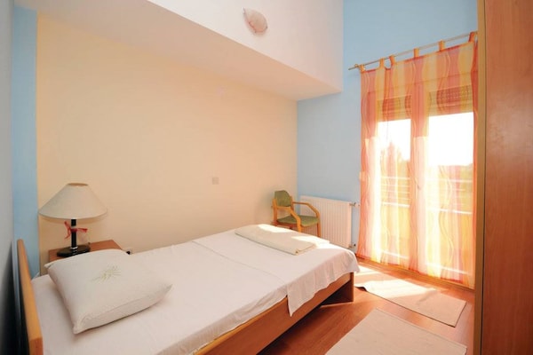 Foto van Chic and Stylish Kastel Novi Apartment with Pool - Five Bedroom Apartment With Pool - BedRoom