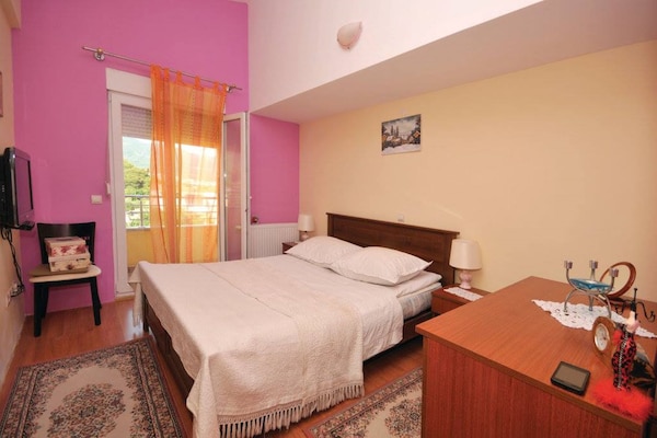 Foto van Chic and Stylish Kastel Novi Apartment with Pool - Five Bedroom Apartment With Pool - BedRoom