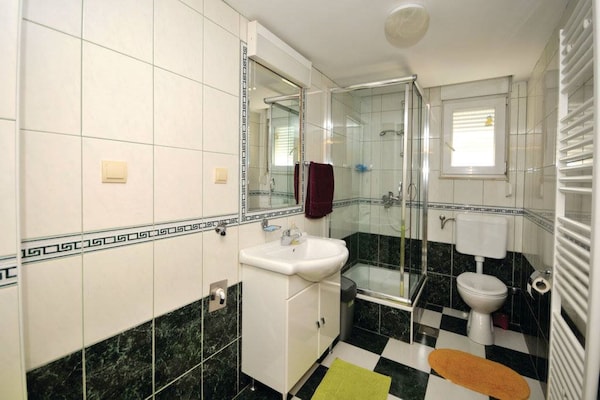 Foto van Chic and Stylish Kastel Novi Apartment with Pool - Five Bedroom Apartment With Pool - BathRoom