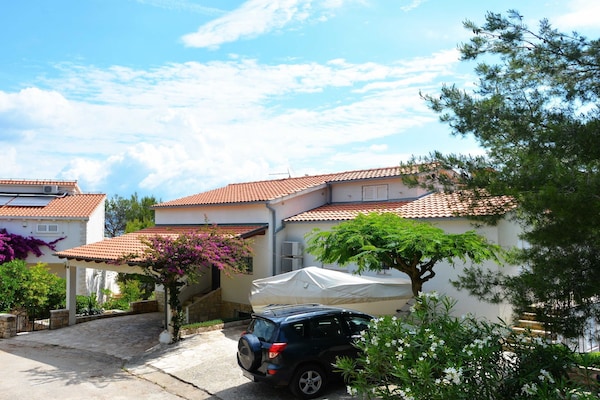 Foto van Blissful Bay Apartments Vrboska - Two Bedroom Apartment with Terrace - Outdoor