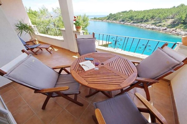 Foto van Blissful Bay Apartments Vrboska - Classic Two Bedroom Apartment with Terrace - TerraceBalcony