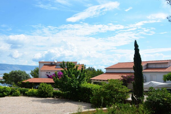 Foto van Blissful Bay Apartments Vrboska - Classic Two Bedroom Apartment with Terrace - Outdoor
