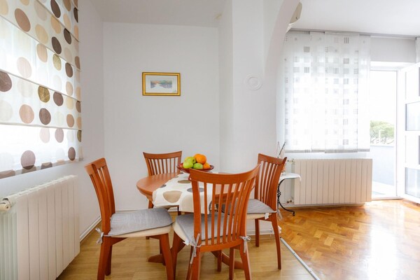 Foto van Charming and Tranquil Krk Center Apartment - One Bedroom Apartment with Balcony - DiningRoom