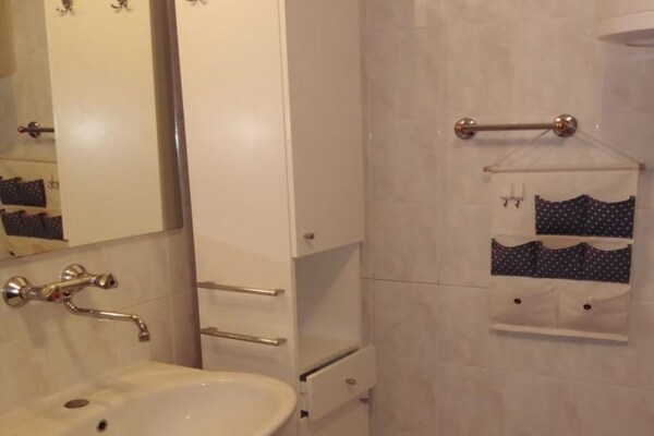 Foto van Apartmani Lucija - Three Bedroom Apartment - Vakantiehuis in Okrug Gornji - BathRoom