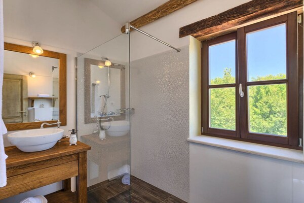 Foto van Authentic Villa Banić - Four Bedroom Villa With Pool - BathRoom