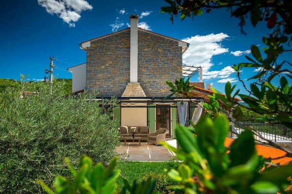 Foto van Authentic Villa Banić - Four Bedroom Villa With Pool - Outdoor