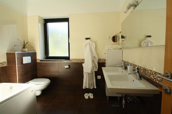 Foto van Beachfront Luxury Villa with Private Pool and Stunning Sea Views - BathRoom