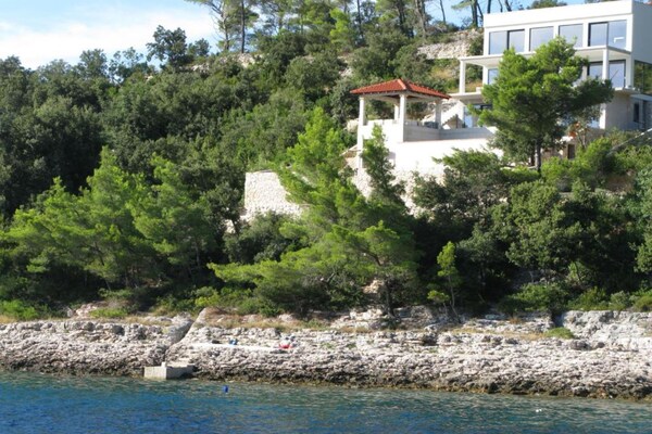 Foto van Beachfront Luxury Villa with Private Pool and Stunning Sea Views - Outdoor