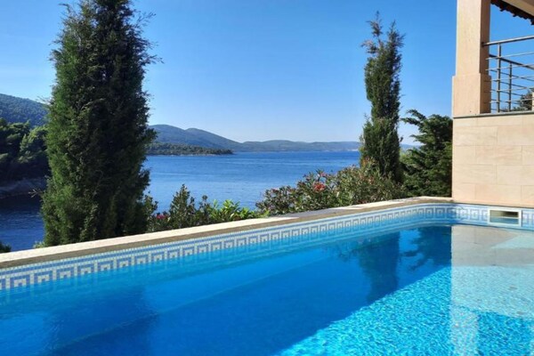 Foto van Beachfront Luxury Villa with Private Pool and Stunning Sea Views - Pool