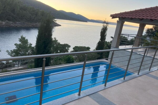 Foto van Beachfront Luxury Villa with Private Pool and Stunning Sea Views - Pool