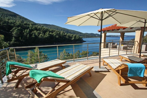 Foto van Beachfront Luxury Villa with Private Pool and Stunning Sea Views - View
