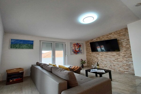 Foto van Beachfront Apartment with Balcony and Sea View - Vakantiehuis in Vrsi - LivingRoom