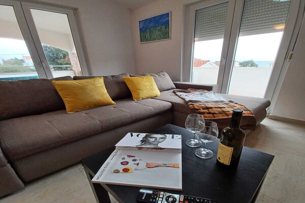 Foto van Beachfront Apartment with Balcony and Sea View - Vakantiehuis in Vrsi - LivingRoom
