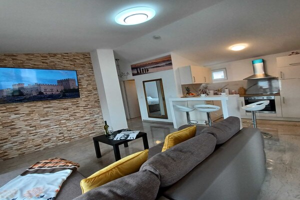 Foto van Beachfront Apartment with Balcony and Sea View - Vakantiehuis in Vrsi - LivingRoom