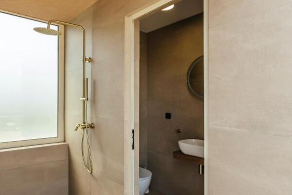 Foto van Luxury Villa Lara with Heated Pool, Hot-Tub and Sauna - Six Bedroom Villa with Pool - BathRoom