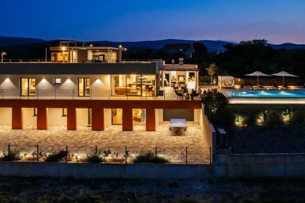 Foto van Luxury Villa Lara with Heated Pool, Hot-Tub and Sauna - Six Bedroom Villa with Pool - Outdoor