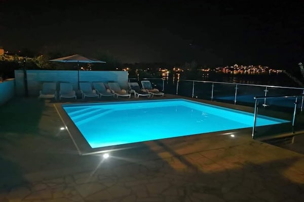 Foto van Three-Bedroom Apartment With Sea View (A2) - Vakantiehuis in Trogir - Pool
