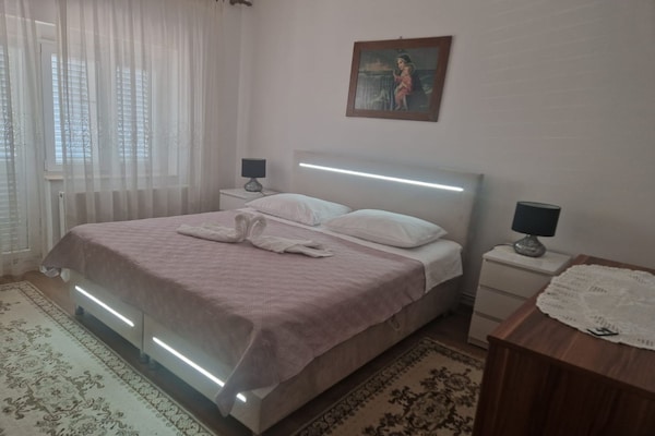 Foto van Three-Bedroom Apartment With Sea View (A2) - Vakantiehuis in Trogir - BedRoom