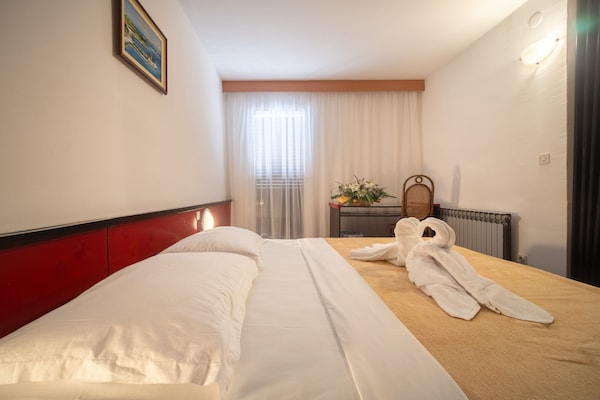 Foto van Hotel Issa - Double Room Sea View 29 - Vakantiehuis in Vis - BedRoom