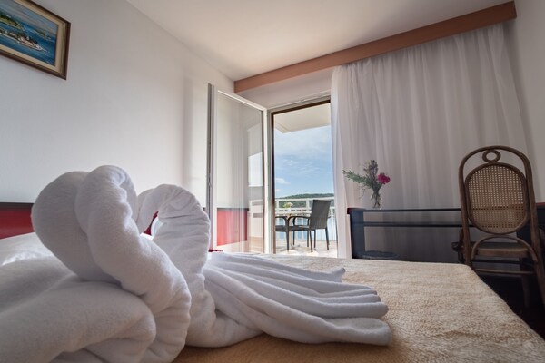 Foto van Hotel Issa - Double Room Sea View 29 - Vakantiehuis in Vis - BedRoom