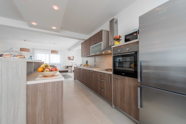 Foto van Luxury Escape with Swimming Pool & Modern Design - Four Bedroom Villa with Private Pool ( Villa 1) - Kitchen