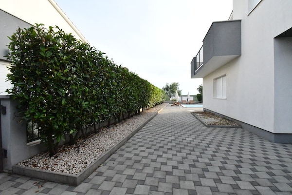 Foto van Luxury Escape with Swimming Pool & Modern Design - Four Bedroom Villa with Private Pool ( Villa 1) - Outdoor